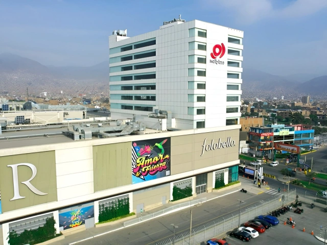 Mall de Comas cerca de BCP Business Center